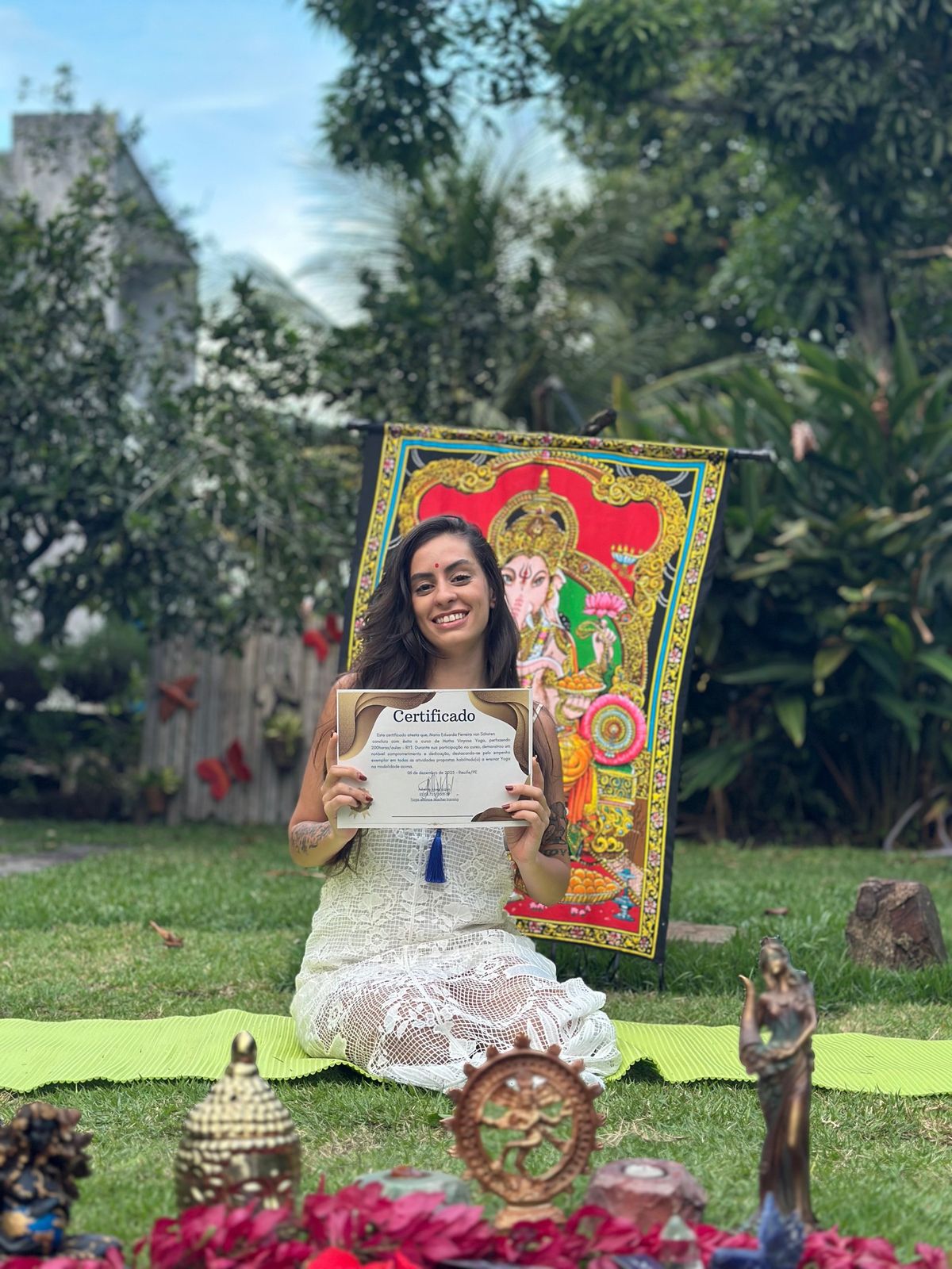 Duda durante a formação em yoga